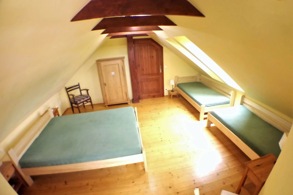 4.Pokoj ve 2.patře s dvoulůžkem 160x200cm a 2x postel 90x200cm
