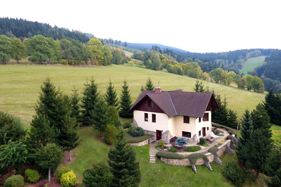 Ferienhaus Benecko, hinten sind Skipisten